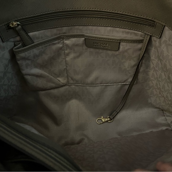 Michael Khors Bag - Picture 3 of 7